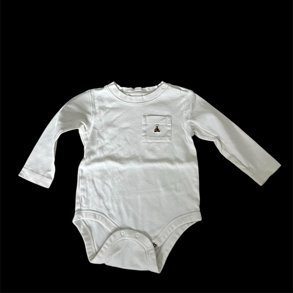 ⚪️GAP: Boy size 12-18 months, white long sleeve bodysuit w/pocket, preowned⚪️